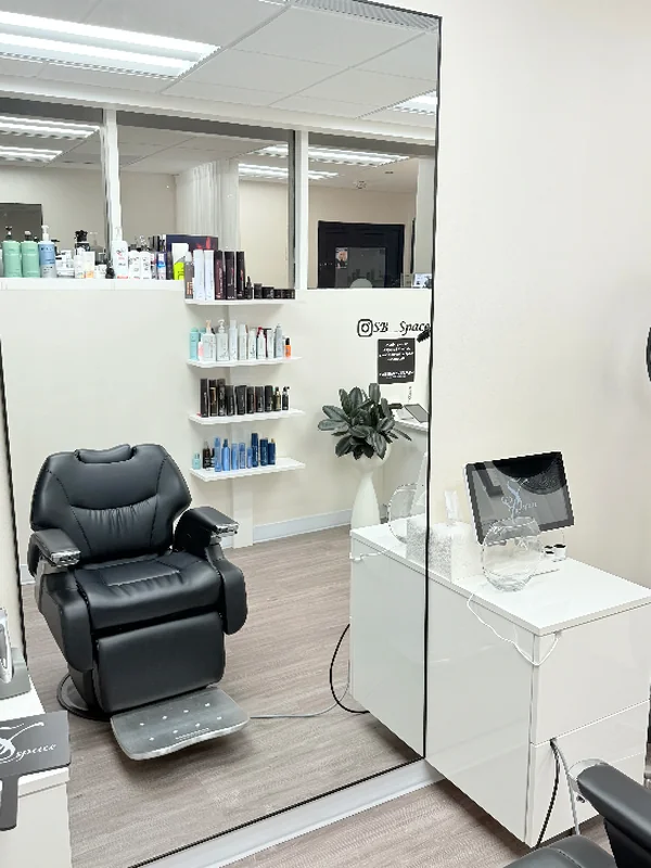 Private styling chair and mirror at SB SPACE studio, Los Angeles